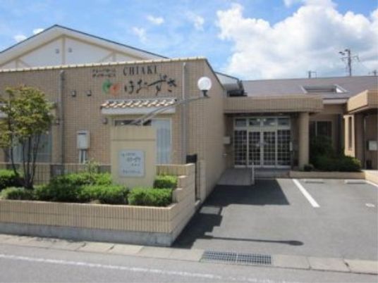 明るい日差しの外観