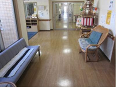 落ち着いた色調の廊下
