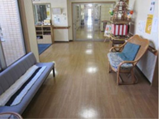 落ち着いた色調の廊下