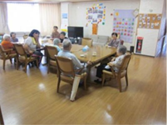 共有スペースで過ごす人々