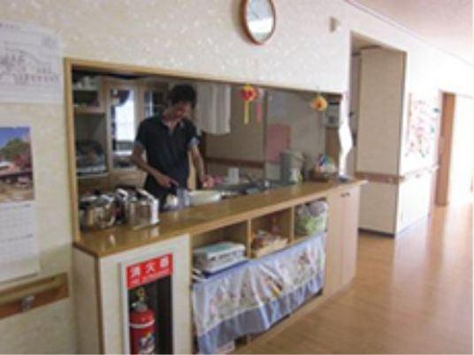 スタッフが立つカウンター