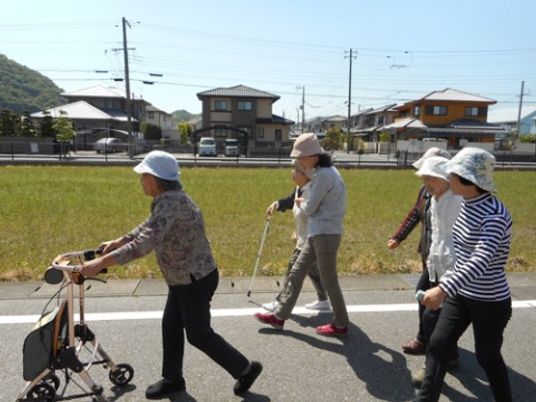 散歩する高齢者グループ