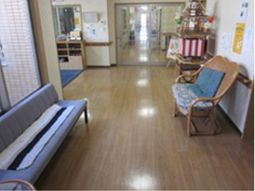 廊下に設置されたベンチとイス
