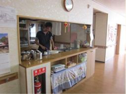 カウンターで働く人