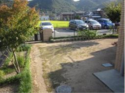 明るい外観と駐車場
