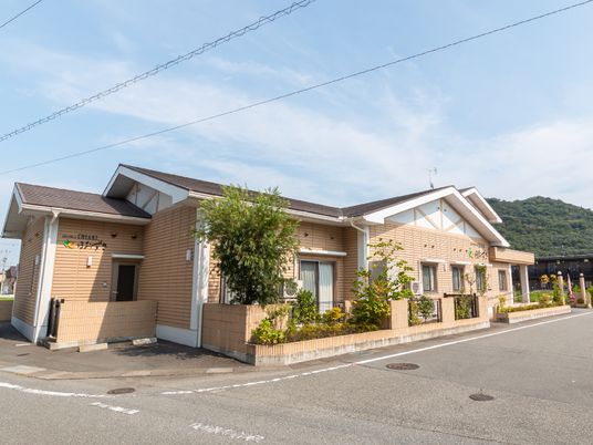 明るい施設の外観