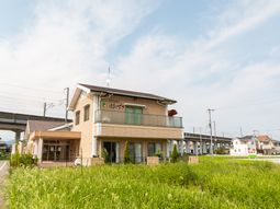 明るい建物の外観