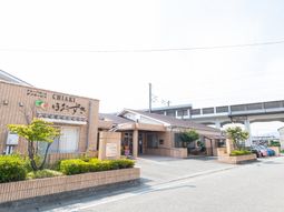 明るい日差しの施設外観