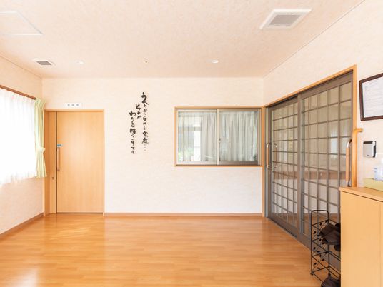 明るく広々とした居室