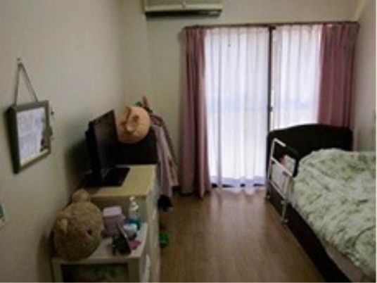 CHIAKIほおずき神戸玉津の居室。介護用ベッドやエアコン、大きな窓などを完備している。