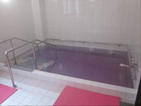 CHIAKIほおずき神戸玉津の浴室。ゆっくりと足を延ばして入浴できる浴槽を完備している。