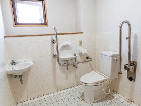 手すりと引き戸のある入居者が使いやすいトイレ