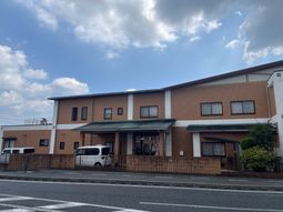 ゆったりとした外観の建物