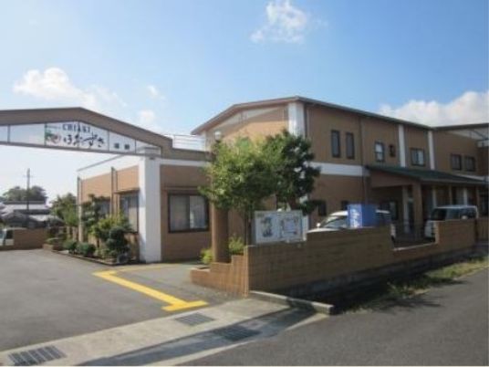 明るい外観の建物入口