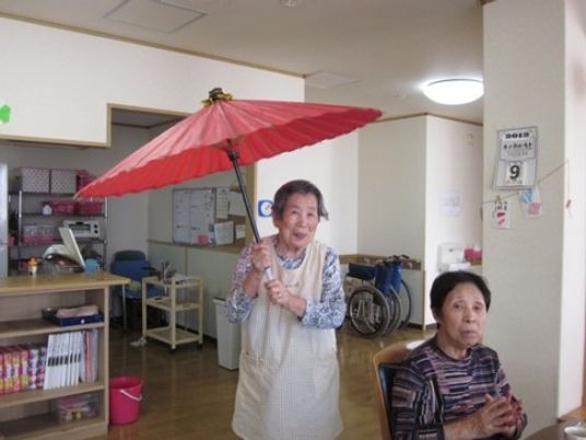 笑顔のおばあちゃんと傘