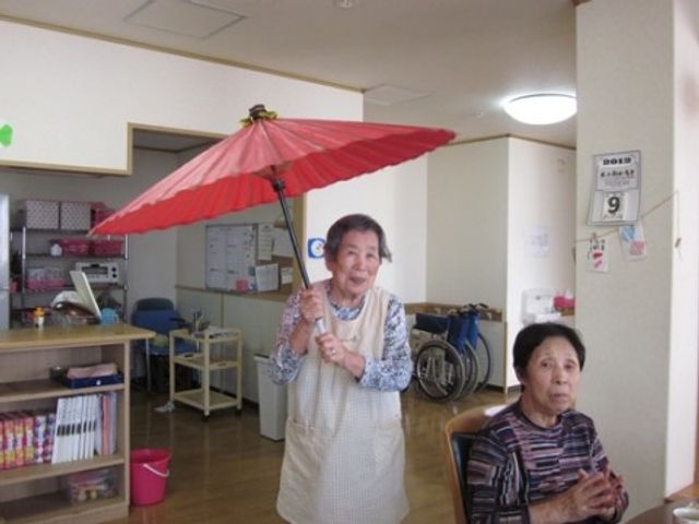 笑顔のおばあちゃんと傘