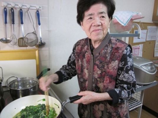 料理をする笑顔の女性