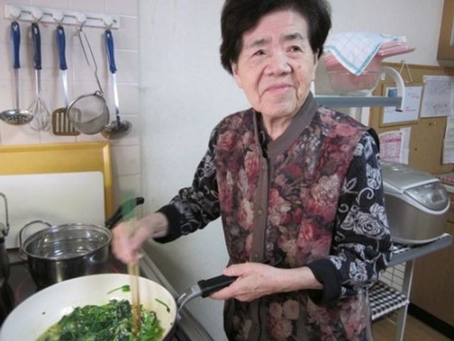 料理をする笑顔の女性