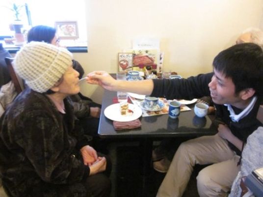 笑顔でお手伝いする様子