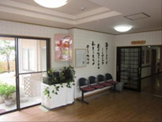 入口付近の清潔なロビー