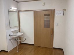 居室の入口と洗面台