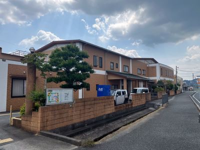 明るい外観の施設