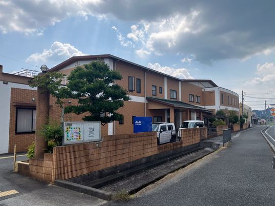 明るい外観の施設