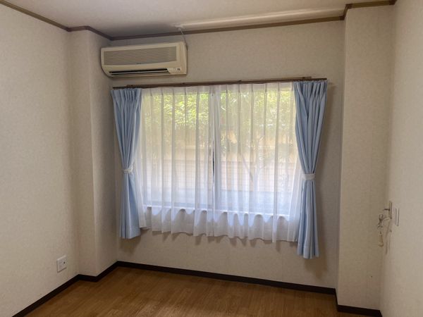 居室の窓とカーテン