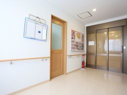 廊下に掲示板と扉
