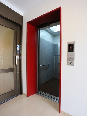 赤い枠のエレベーター