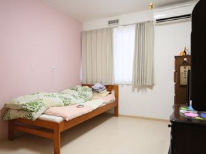 ピンク壁の居室