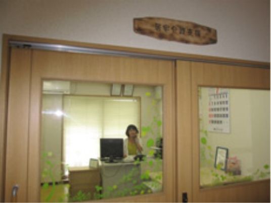 受付と女性スタッフ
