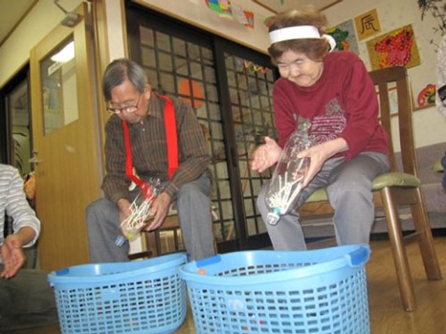 活動する高齢者の姿 レクリエーション風景2 笑顔で楽しむレクリエーションの様子です。ここであなたも高齢者の笑顔と活力に触れるお手伝いができます。