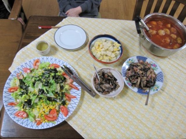食事準備完了の食卓 お食事 栄養バランスを考えた食事が色鮮やかに用意され、心地よい時間を楽しめそうです。