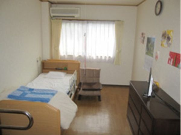 明るい個室の居室