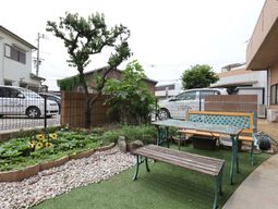 緑豊かな中庭の風景