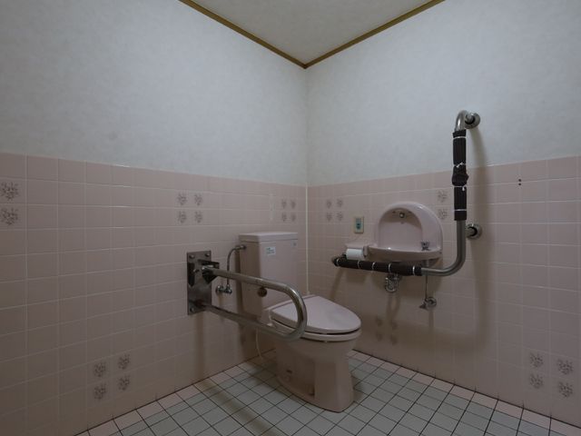 バリアフリー対応トイレ トイレ 手すり設置で安全を考慮したトイレです。介護をしながらの利用も、使い勝手を重視しています。