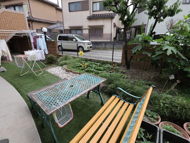 明るい緑の中庭 中庭 潤いに満ちた中庭では、四季の移り変わりを感じながら静かなひとときを過ごせます。色とりどりの植物が彩りを添え、訪れる人の心を和ませてくれます。
