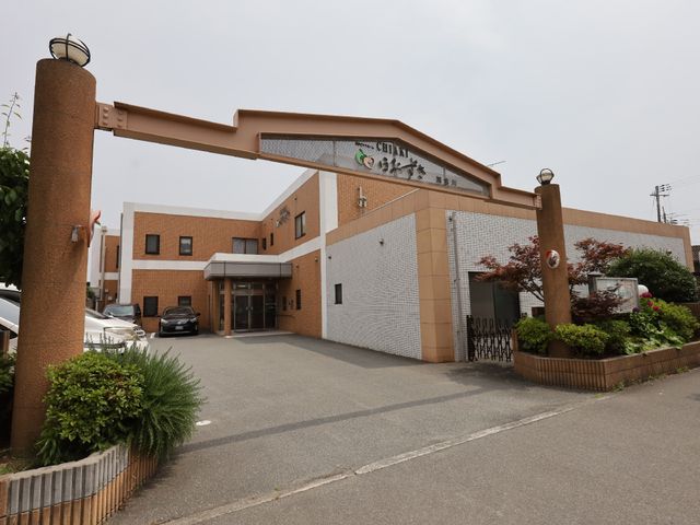 広々としたエントランス 外観 ゆったりとした敷地を有する建物の入り口は、バリアフリー設計で快適な通行が可能です。働く環境としても、訪れる人々を迎え入れる顔としても、心地よさを感じられる空間です。
