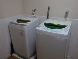 洗濯機が並ぶ洗面所