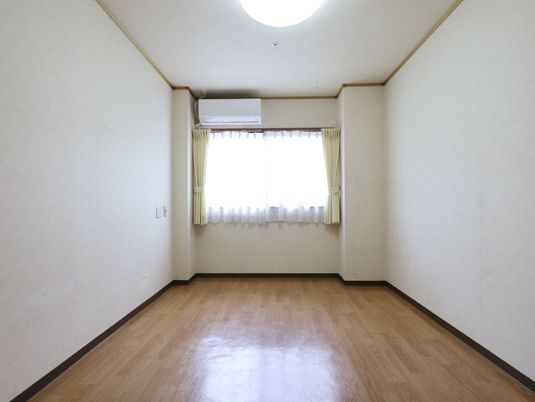 シンプルな洋室の居室