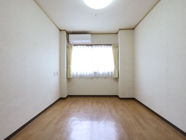 シンプルな洋室の居室 居室 ゆったりとした床面積の清潔感ある洋室です。新しい生活空間をご自身の好みでアレンジいただけます。