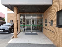 明るいエントランスの外観