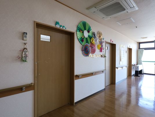 広々とした廊下の装飾