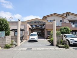 明るい建物のエントランス