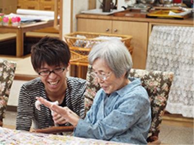 笑顔交わす二人の姿