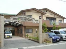 施設の外観と駐車場