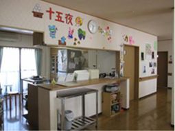 スタッフ用デスクと掲示物