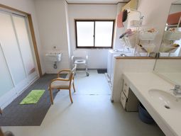 清潔な洗面所と洗濯機