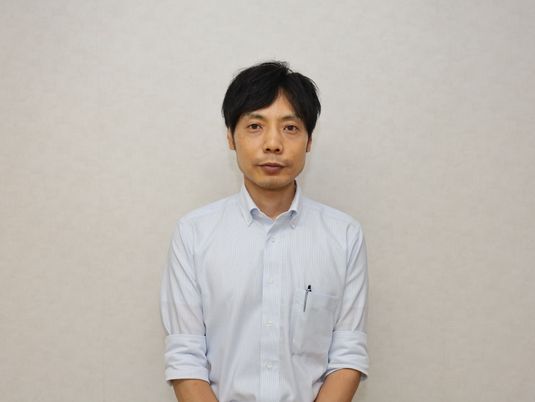 シャツを着たスタッフ立ち姿